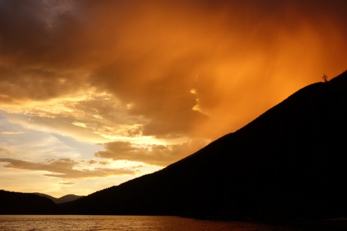 A thunderstorm threatens