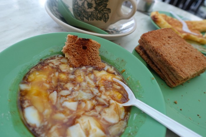 Traditional Singaporean breakfast at Ya Kun Kaya Toast