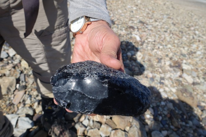 Obsidian - the sharpest naturally occurring substance in the world
